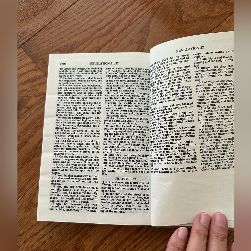 Gold Holy Bible by The Gideons - Picture 8 of 9